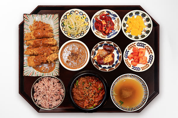 계원런치세트: 치킨까스, 계육불고기, 버터치킨카레, 흑미밥, 장국과 반찬이 쟁반에 차려진 한 상