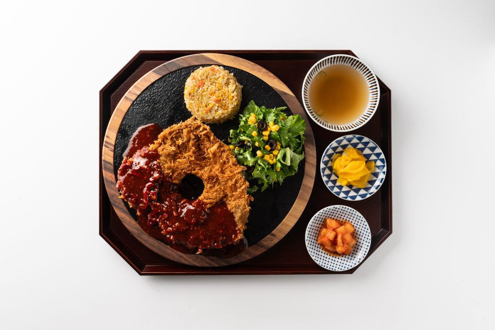 매운 소스를 올린 辛계원치킨까스